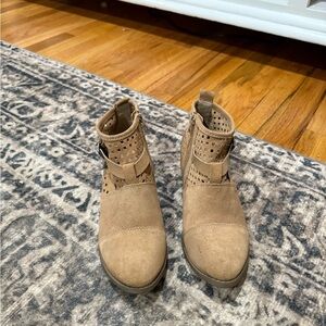 Matisse Tan Suede Ankle Booties with Classic Design size 7.5